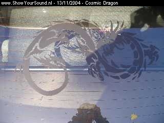 showyoursound.nl - Mazda 323 Dragon - Cosmic Dragon - draak.jpg - De draak op de achterruit mag natuurlijk niet vergeten worden
